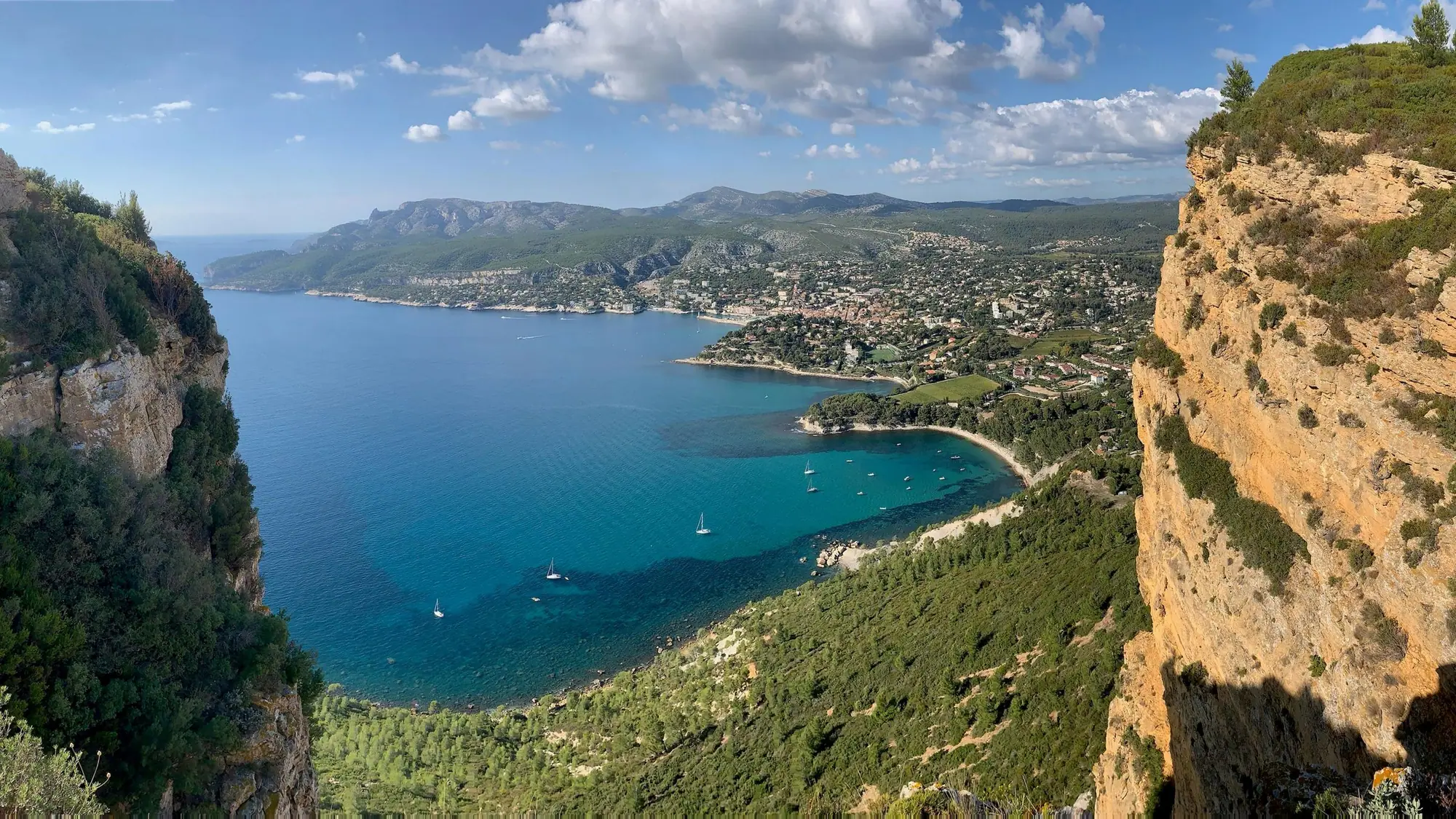 La baie de Cassis vue du cap Canaille, la ville au fond, la falaise à droite