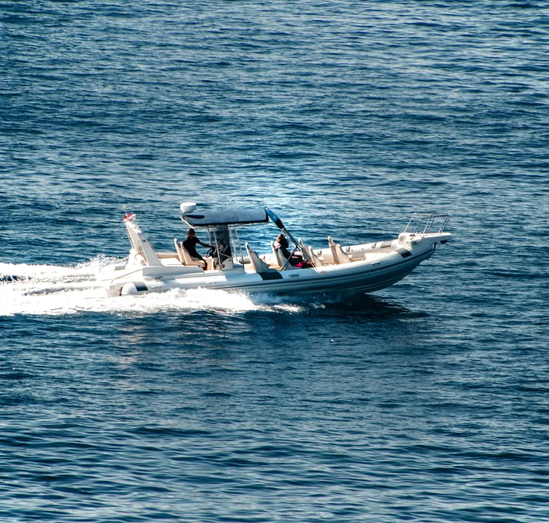 Grand semi-rigide à taud en route