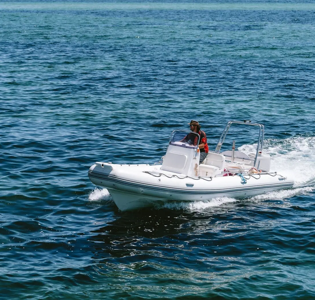 Semi-rigide de 60 CV en route, pilote debout
