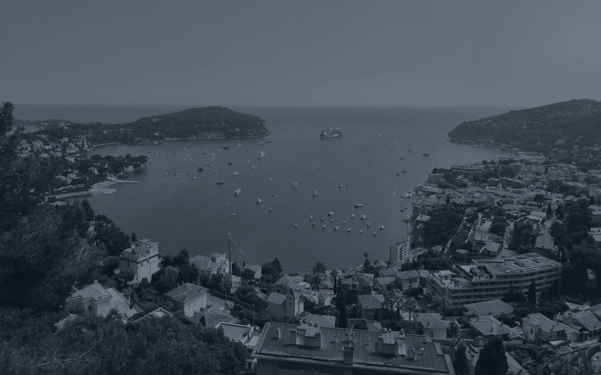 La rade de Villefranche-sur-Mer vue des hauteurs, bateaux au mouillage