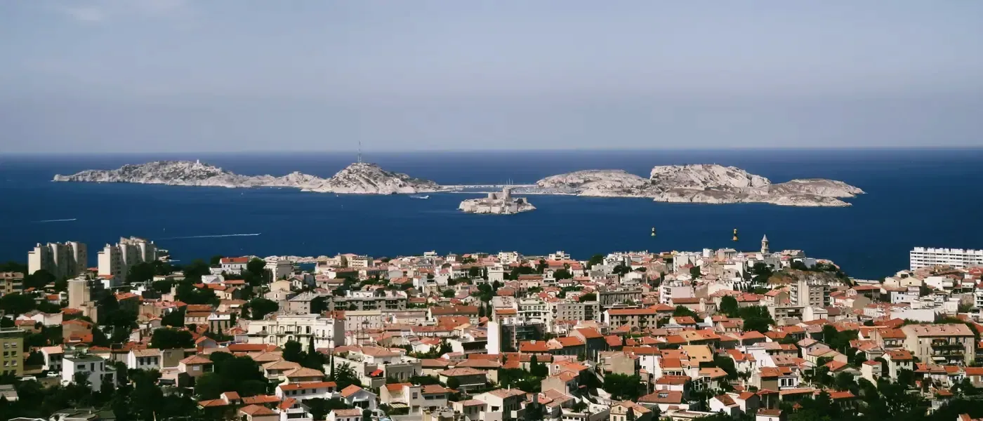 Les îles du Frioul et le château d’If au large, les toits de Marseille au premier plan