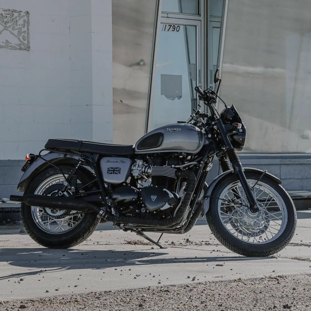 Triumph Bonneville T100 grise de profil, roues à rayons