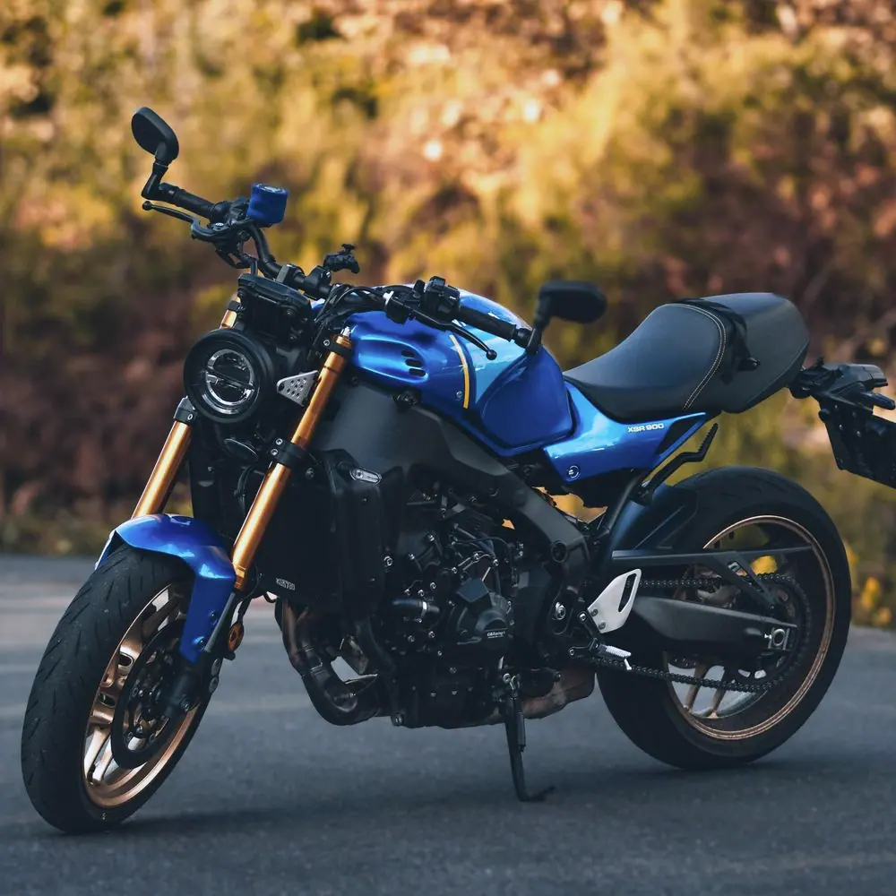 Yamaha XSR900 bleue de trois quarts, fourche et jantes dorées