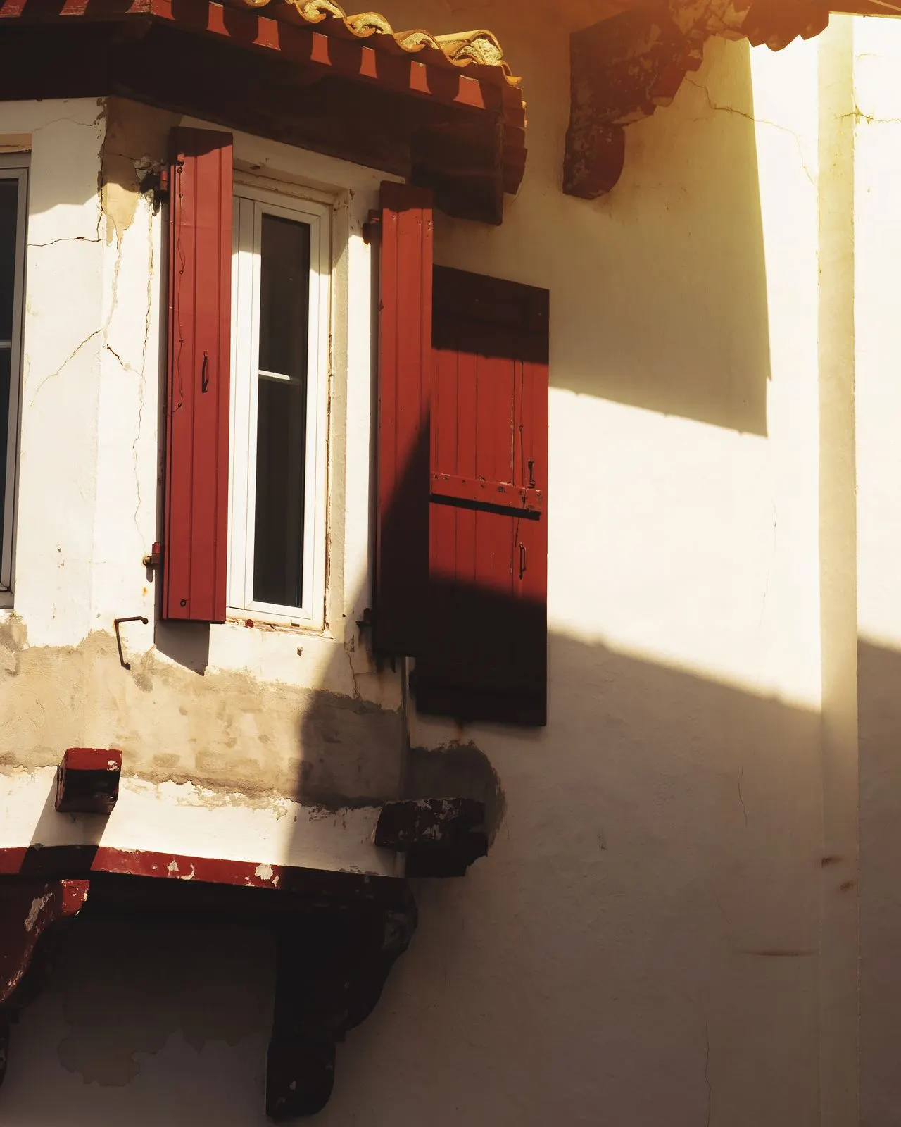 Façade basque, volets rouges