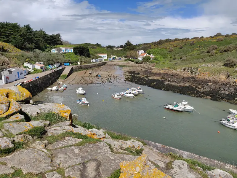 Le port de la Meule, barques au mouillage entre les rochers