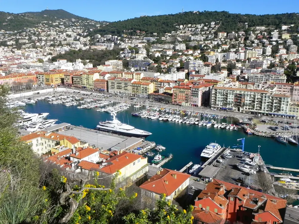 Le port Lympia vu de la colline du Château : bassin, yachts, façades ocre du quai