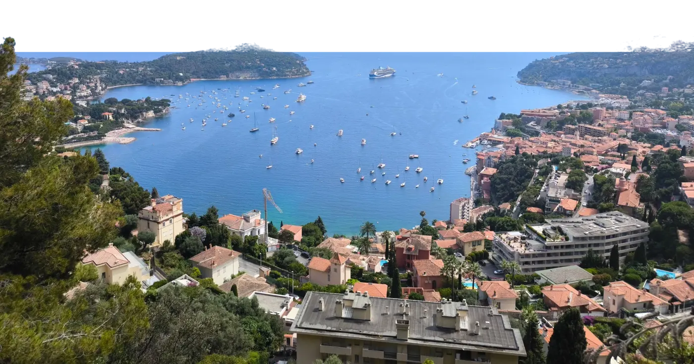 La rade de Villefranche vue des hauteurs : voiliers au mouillage, un paquebot en escale, le cap Ferrat à gauche