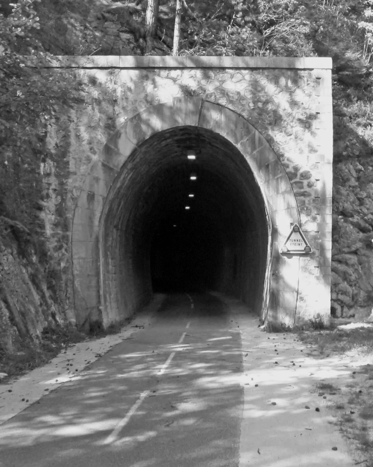 L’entrée du tunnel de la voie verte, à Duingt, en noir et blanc.