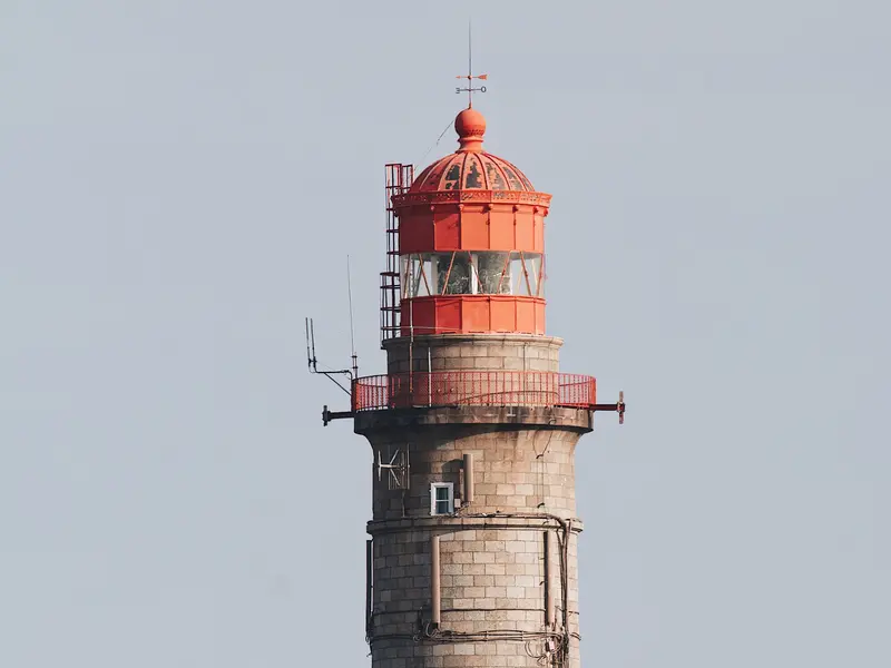 Le haut du phare des Baleines : lanterne rouge et balcon sur la tour de pierre.