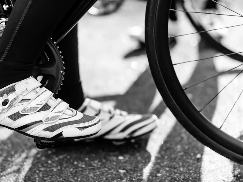 Chaussures de route à cales, en noir et blanc